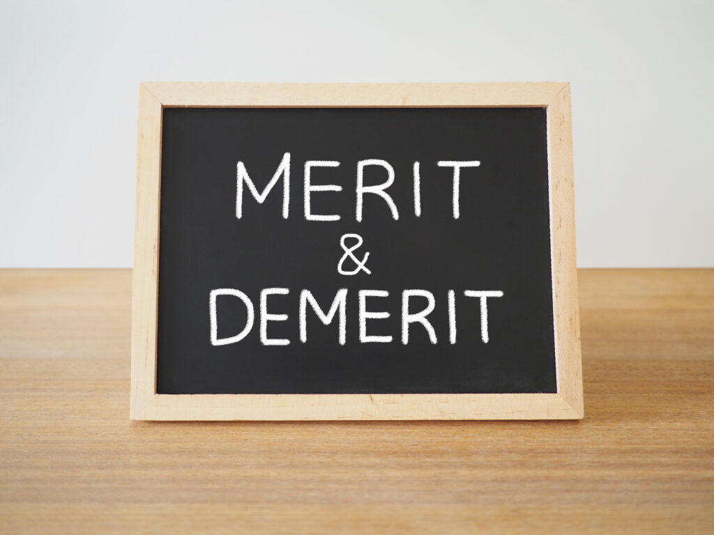 merit demerit と書かれた小さい黒板