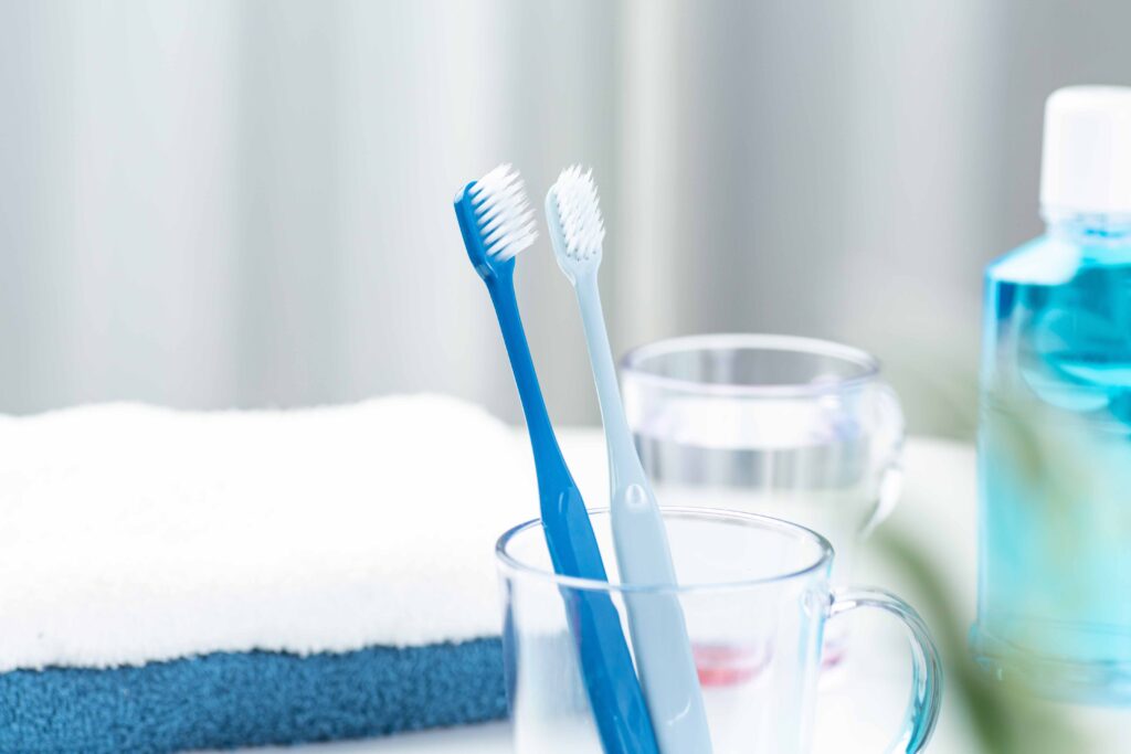 歯ブラシ・コップ・洗口液・タオルが置かれている