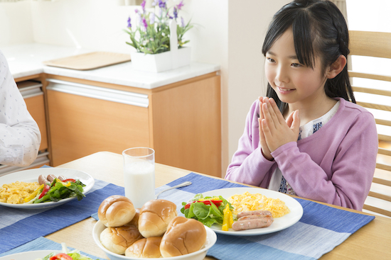 食事をする子供