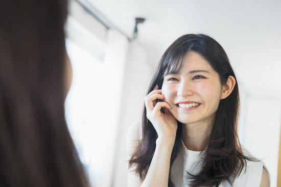 歯の隙間をセラミックで治療した女性