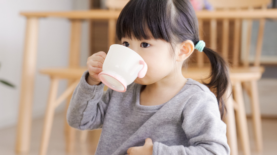 水分補給をしている子供