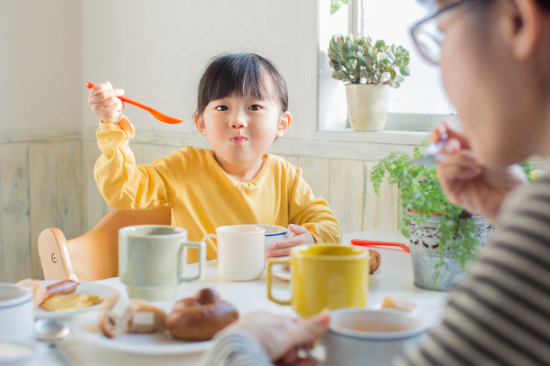 食事をしている子供